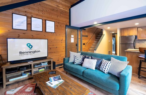 Overlook Park Condo | POLE06 - Classic Cabin, Dog Friendly, Hot Tub, Sleeps 8