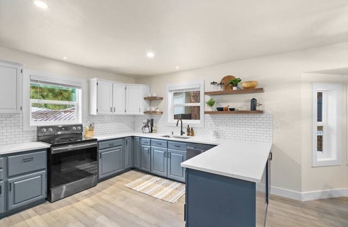 Deschutes River Woods House | Ponderosa Lodge | Bend | Large Yard + Pet Friendly