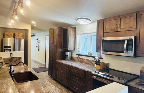Oregon Water Wonderland House | Ponderosa Ranch-Near Mt Bachelor & Sunriver-Great for waterway access. Hot Tub