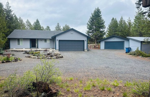 Oregon Water Wonderland House | Ponderosa Ranch-Near Mt Bachelor & Sunriver-Great for waterway access. Hot Tub