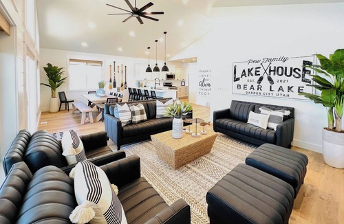 Sweetwater Cottage | Pool Access & Lake Views: Modern Garden City Home