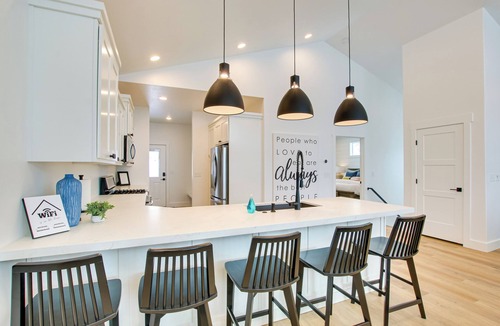 Sweetwater Cottage | Pool Access & Lake Views: Modern Garden City Home
