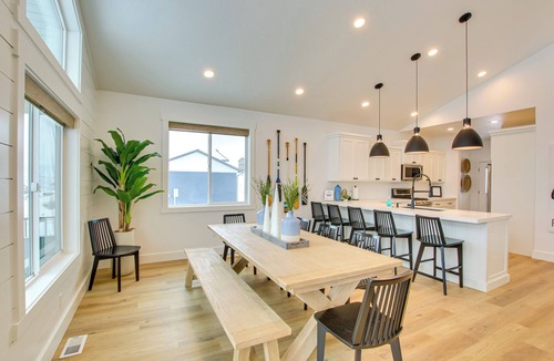 Sweetwater Cottage | Pool Access & Lake Views: Modern Garden City Home