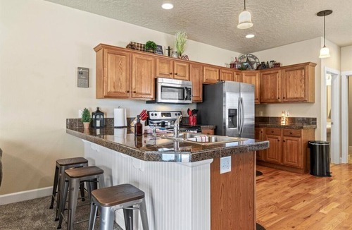 Meridian House | Pool~Garage Games~Pet Friendly~BBQ
