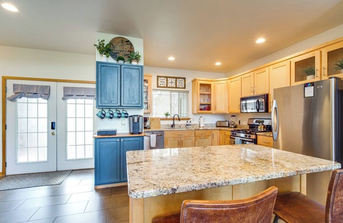 Klamath Falls House | Pool & Hot Tub Access! Running Y Retreat w/Deck