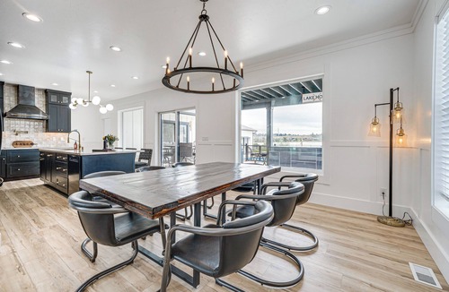 Moses Lake House | Pool, Hot Tub, Dock & Views! Luxe Moses Lake Manor