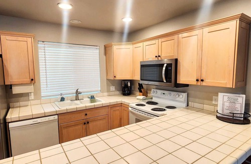 St. George Condo | Pool Side Paradise ! 2 bed, 2 Bath - Sleeps 8 !