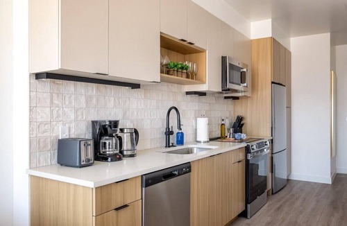 People's Freeway Apartment | Pool+Spa+Sauna+Parking+Gym 1 KG/1BA- DWTN!