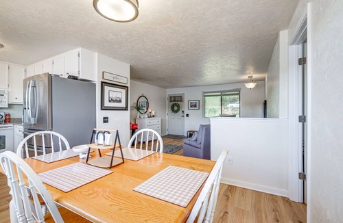 Retsil Apartment | Port Orchard Waterfront Retreat: Steps to Beach!