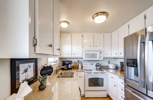 Retsil Apartment | Port Orchard Waterfront Retreat: Steps to Beach!