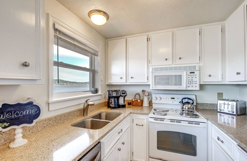 Retsil Apartment | Port Orchard Waterfront Retreat: Steps to Beach!