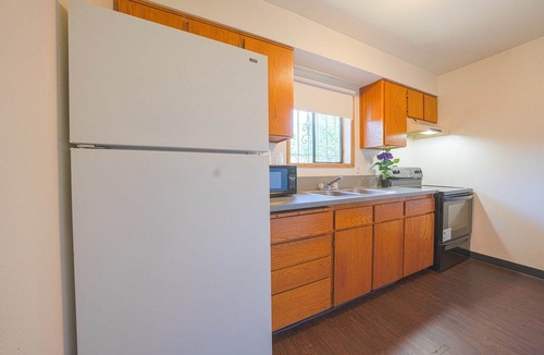 Gladstone Apartment | Premium 2 Queen Bed with Kitchenette