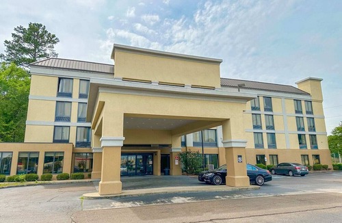 Tougaloo Apartment | Premium King bed Non-Smoking