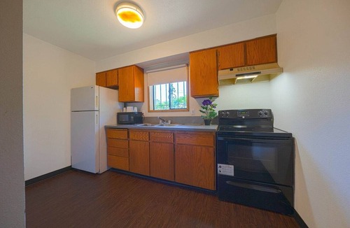 Gladstone Apartment | Premium King Bed with Kitchenette