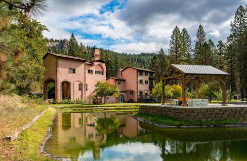 Evans House | Premium Lodging Located Just Outside Of Kettle Falls WA, Queen bedroom suite