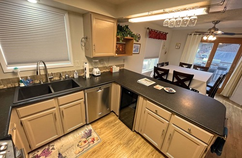 Spokane House | Premium Theatre Hot-Tub Forest View Home near Whitworth University