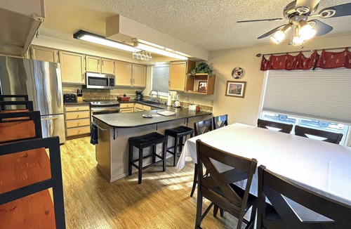 Spokane House | Premium Theatre Hot-Tub Forest View Home near Whitworth University