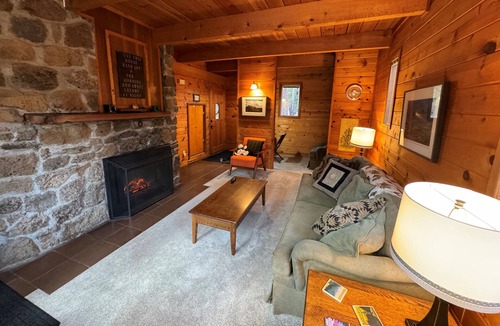 Sunriver Ski Chalet | President's Day Sale! Just Relisted after Remodel, New Hot Tub, 5-Stars Reviews