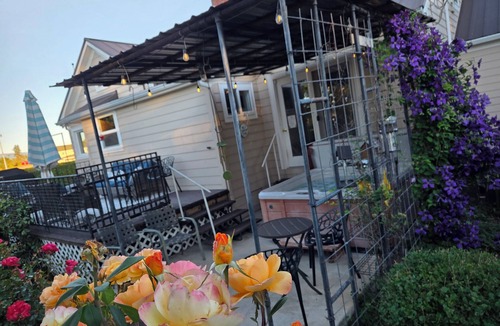 Medford House | Prickly Pear Country Cottage - 4BR Farm Retreat Near Ashland & Wineries
