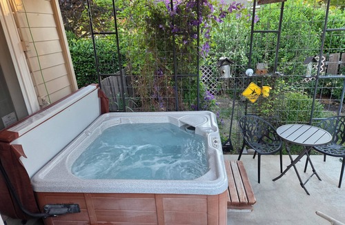Medford House | Prickly Pear Country Cottage - 4BR Farm Retreat Near Ashland & Wineries