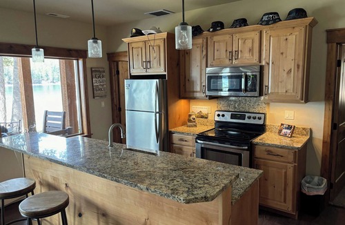 Coolin House | Priest Lake 150’ Waterfront Cabin! Sleeps 13