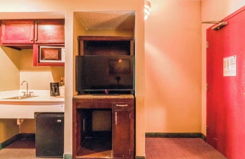 Jonesboro Hotel | Prime Jonesboro Location: Near The Mall at Turtle Creek & ASU Stadium | 2 Units
