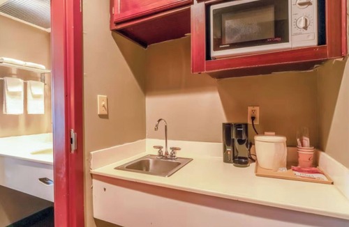 Jonesboro Hotel | Prime Jonesboro Location: Near The Mall at Turtle Creek & ASU Stadium | 2 Units