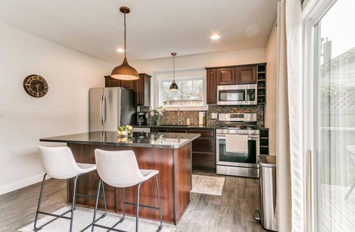 Des Moines Apartment | Prime Location: Downtown Modern 3BR Retreat