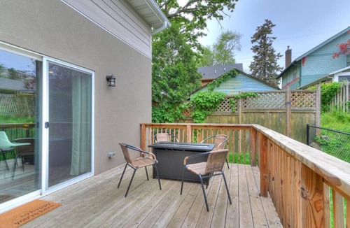 Des Moines Apartment | Prime Location: Downtown Modern 3BR Retreat