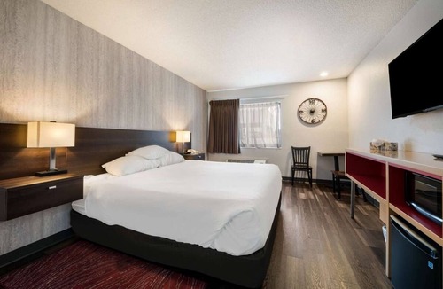 Ontario Hotel | Prime Location! Indoor Pool, Free Breakfast & Parking, Pets Allowed