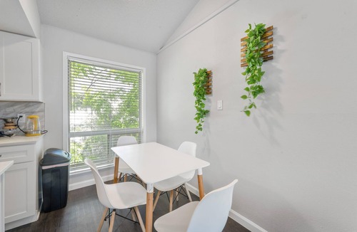 Zilker Apartment | Prime Soco Chic 2BR King Suite w Pool Parking