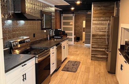 Brush Park Apartment | Private 1BR Apt, Two blocks from all arenas. Event parking included