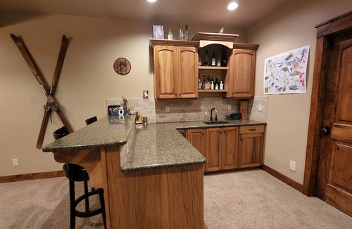 Victor House | Private and spacious 6 bedroom high end house in beautiful Victor, Sleeps 16!