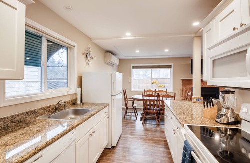 Beaverton House | Private Beautiful 2 Bedroom Units w/FAST FREE WIFI