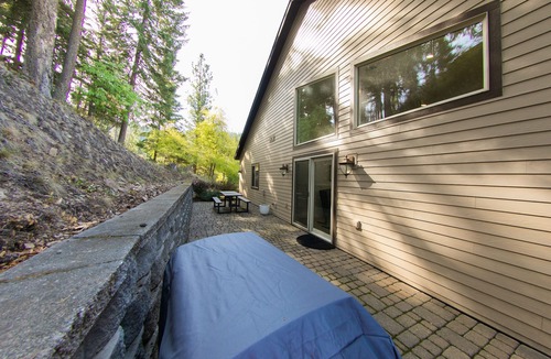 Hayden View Estates House | Private beautiful lake home 2 car garage w/dock & kayak access-3 miles to town!