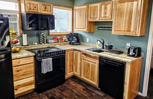 Clearfield Cabin | Private Cabin, Breakfast, Dbl Tub, 75`TV, Kayak, WD, BBQ