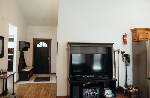 Three Rivers House | Private cabin, hot tub, dogs welcome, close to river & mountains