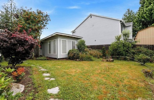 Alderwood Manor Cottage | Private Cottage, 5 mins to Groceries & Alderwood mall!