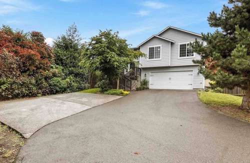 Alderwood Manor Cottage | Private Cottage, 5 mins to Groceries & Alderwood mall!