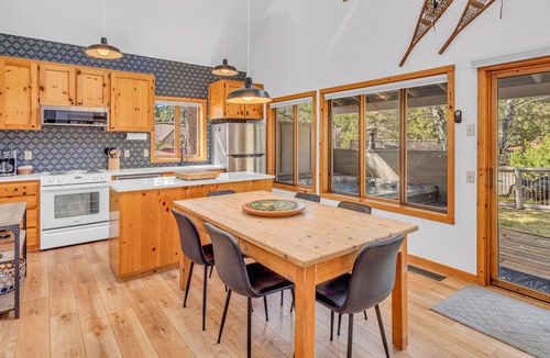 Sunriver Condo | Private Cottage w/hot tub, fireplace, air conditioning, seasonal communal pool