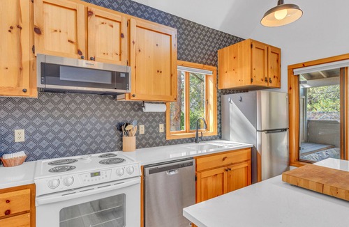 Sunriver Condo | Private Cottage w/hot tub, fireplace, air conditioning, seasonal communal pool