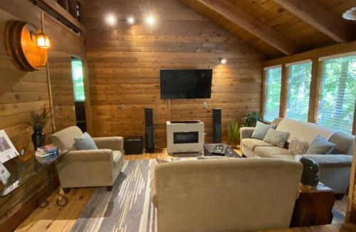 Enumclaw Ski Chalet | Private Cozy 3 BR Cabin near Mt Rainier, Sunrise & Crystal Mt Hiking