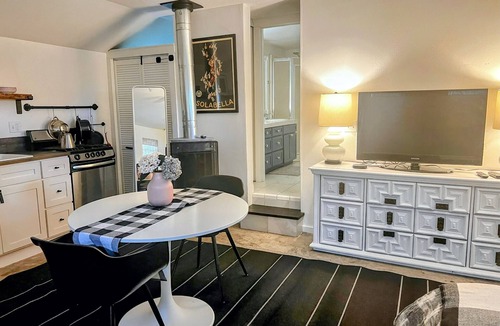 Cedar Hills Apartment | Private Cozy Garden Studio Retreat - Near Downtown, Gardens & Forest Park