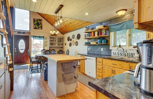 Dickinson Cottage | Private Deck + Hot Tub: Central Dickinson Home