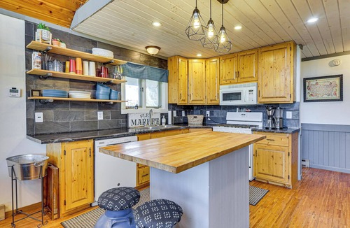 Dickinson Cottage | Private Deck + Hot Tub: Central Dickinson Home