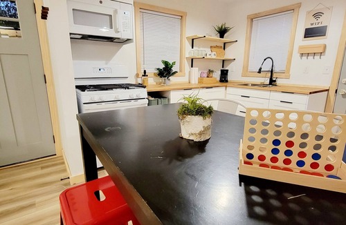 Des Moines House | Private, Dog Friendly, Comfortable Longer Stays Close to Iowa State Fairgrounds,