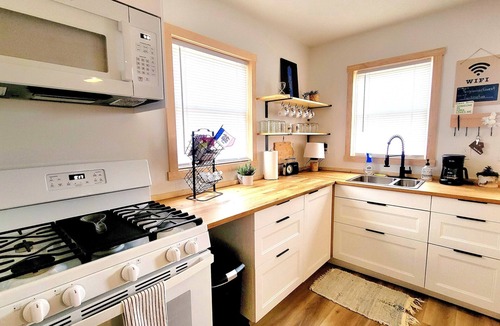 Des Moines House | Private, Dog Friendly, Comfortable Longer Stays Close to Iowa State Fairgrounds,