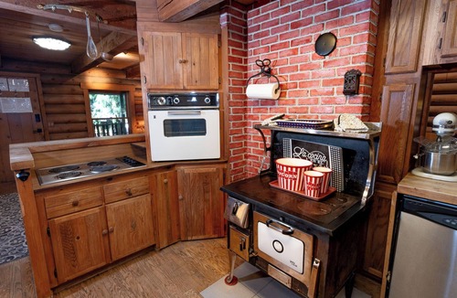 Blanchard Cabin | Private Forest Lodge Near Silverwood Theme Park - Sleeps 10