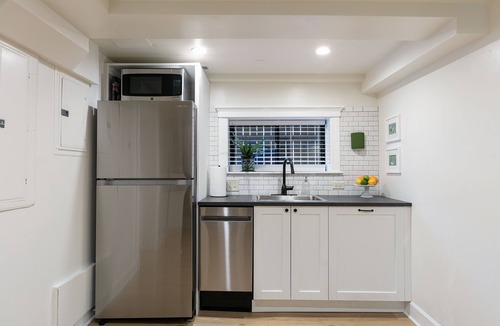 Lakewood-Balmoral Apartment | Private Gem, quiet street in Andersonville -1 bedroom + sofa bed + easy parking