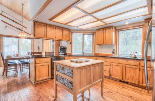 Sunriver House | Private hot tub, balcony, recently renovated bathr